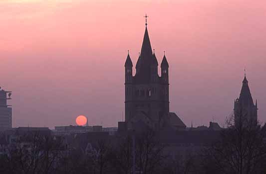 Februar: Sonnenuntergang mit Kirche Groß St. Martin