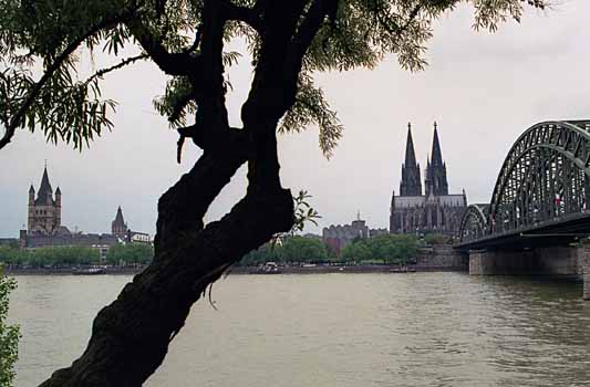 April: Blick über den Rhein auf die Kölner Altstadt