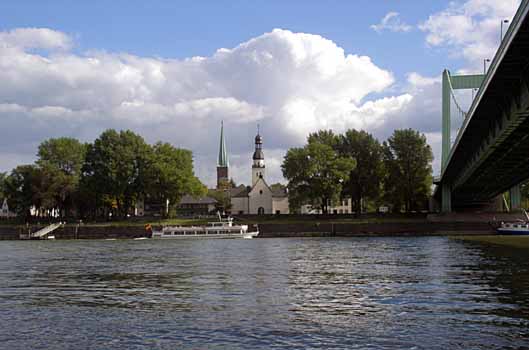 Juli: Blick über den Rhein auf Köln-Mülheim