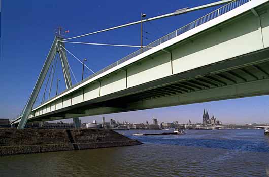 Oktober: Severins-Brücke mit Kölner Dom