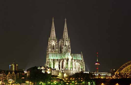 Dezember: Kölner Dom bei Nacht