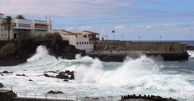 Oktober: Brecher schlagen über die Badelandschaft in Puerto de la Cruz.