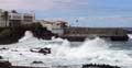 Oktober: Brecher schlagen über die Badelandschaft in Puerto de la Cruz.