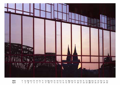 April: Der Kölner Dom spiegelt sich in den Scheiben des Hyatt-Hotels