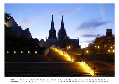 Dezember: Kölner Dom bei Nacht, vom Rheingarten aus gesehen