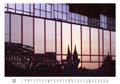 April: Der Kölner Dom spiegelt sich in den Scheiben des Hyatt-Hotels