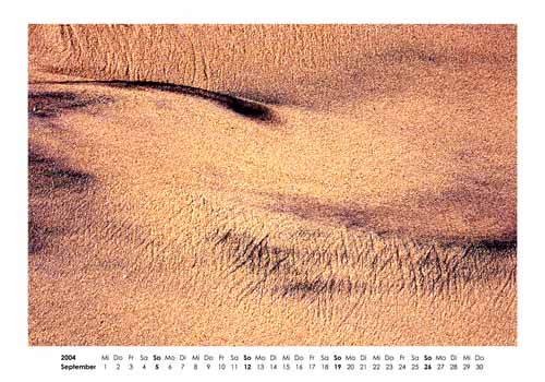 September: Schwarzer Torf im gelben Sand auf der Insel Lewis in Schottland