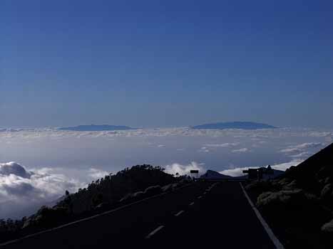 Blick vom Hochplateau über die Passatwolken nach Westen auf die Insel Gomera, deren Berge nicht so hoch sind.