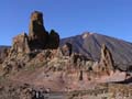 Los Roques im Hochplateau mit dem Berg Teide im Hintergrund