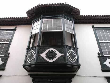 Renoviertes Haus in Puerto de la Cruz mit schönen Schnitzereien am Balkon