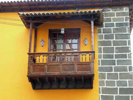 Renoviertes Haus in Puerto de la Cruz mit schönen Schnitzereien am Balkon