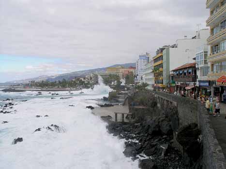 Kräftige Brecher schlagen im November über die Badelandschaft in Puerto de la Cruz. Die Gischt reicht gelegentlich über die Spitzen der Palmen. Die Badelandschaft war seit Tagen wegen Lebensgefahr polizeilich gesperrt.