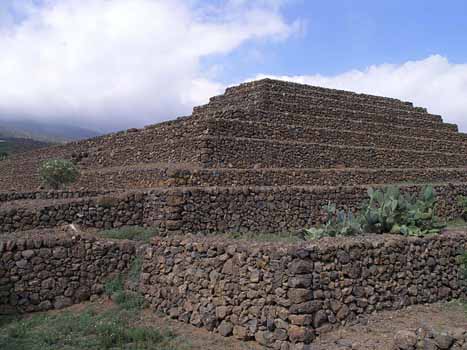 Die Stufenpyramiden von Gümar. Erst 1990 von Thor Heyerdahl entdeckt.