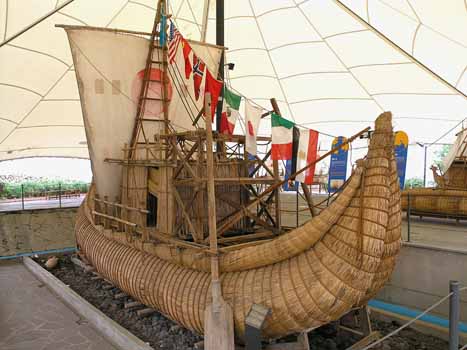 Nachbau des Papyrus-Segelschiffs "RA II" mit der Thor Heyerdahl 1970 den Atlantik überquerte.