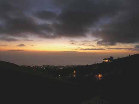 Nächtlicher Blick von der Dachterasse des Ferienhauses nach Westen auf die Insel Gomera