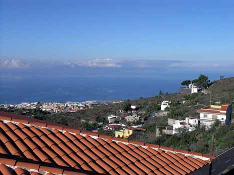 Blick von der Dachterasse des Ferienhauses nach Westen auf die Insel Gomera