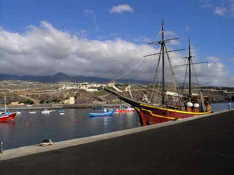 Segelschiff im Hafen von San Juan